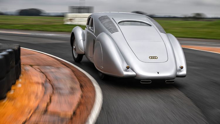 Kurvenhatz? Nein, bei der Ausfahrt wird das Potenzial des Neuwagen-Klassikers natürlich nicht ausgereizt.