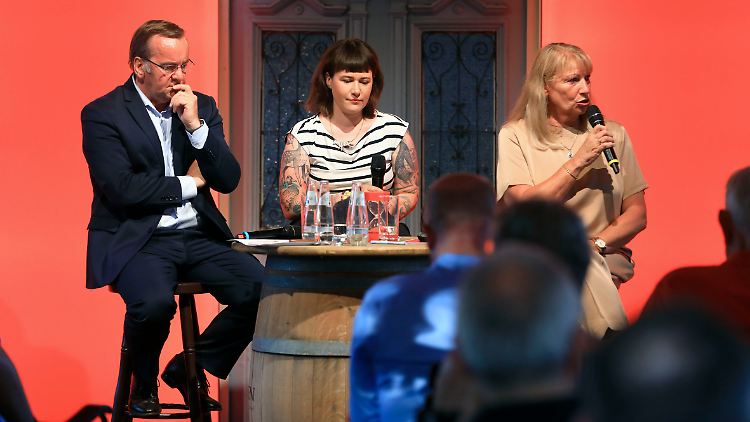 Boris Pistorius und Petra Köpping bei einer Wahlkampfveranstaltung der SPD zur Landtagswahl in Sachsen im Biergarten des Felsenkellers in Leipzig-Plagwitz.