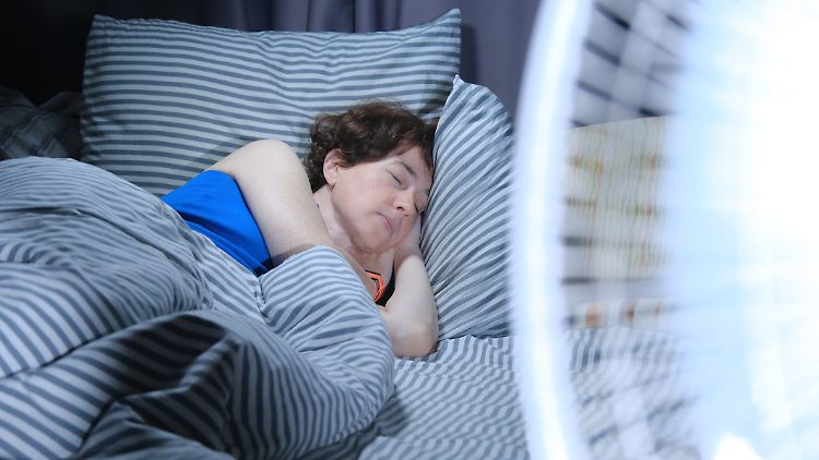 Leise und luftig: Ein Ventilator mit Schlafmodus kühlt in heißen Nächten.