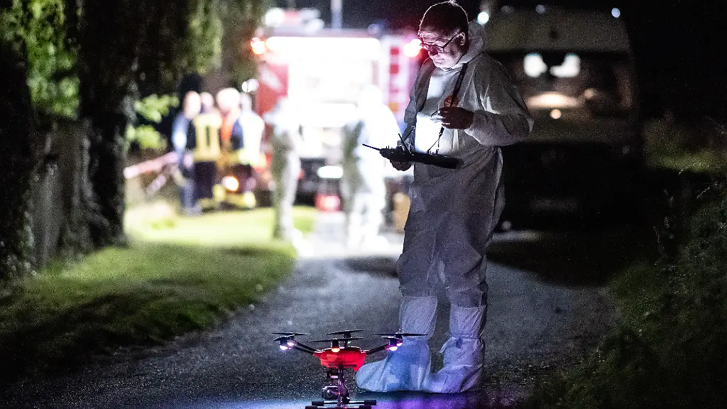 Ein-Mitarbeiter-der-Spurensicherung-nutzt-eine-Drohne-um-den-Fundort-der-Leiche-abzusuchen