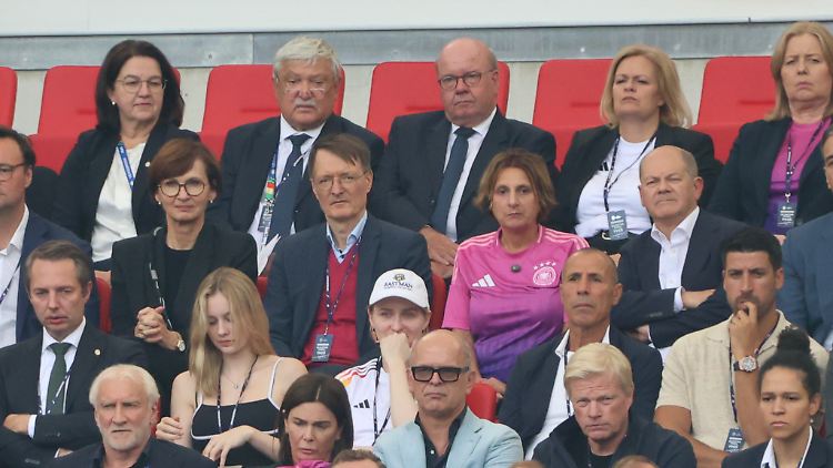 Beim Viertelfinale der deutschen Nationalmannschaft sitzen Bundeskanzler Scholz, Bundesgesundheitsminister Lauterbach, Bildungsministerin Stark-Watzinger und Innenministerin Faeser im Publikum.