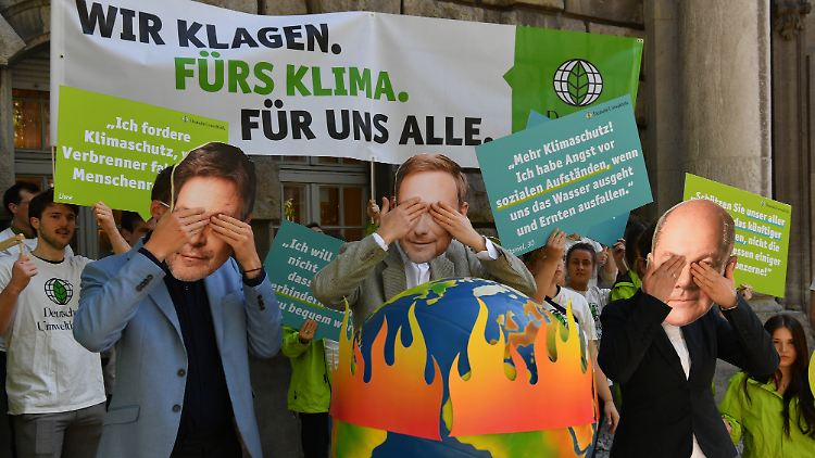 Aktivisten der Deutschen Umwelthilfe (DUH) protestieren mit Masken, die die führenden Mitglieder der Ampelregierung zeigen, vor dem Oberverwaltungsgericht Berlin.