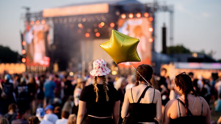Plötzlich verhindert? Ticketinhaberinnen und -inhaber sollten dann frühzeitig den Veranstalter kontaktieren, inwieweit der Weiterverkauf legal möglich ist.