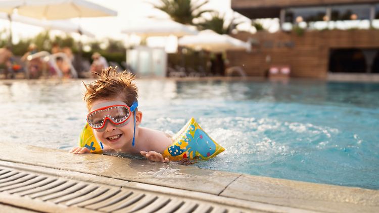 Schwimmhilfen sind beim Schwimmenlernen essenziell. Aber welche sind empfehlenswert? 