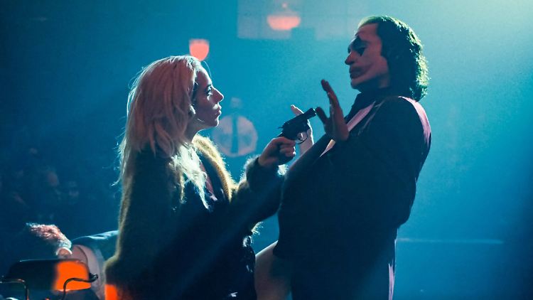 Lernen sich in der Psychiatrie kennen und lieben: Harley Quinn und der Joker.