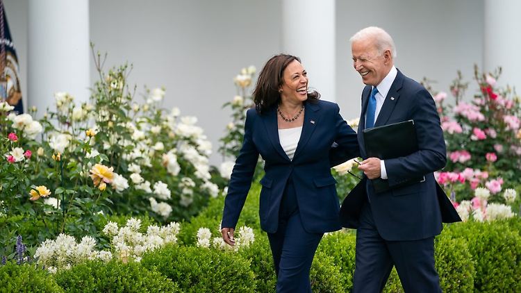 Im Rosengarten vor dem Weißen Haus: Kamala Harris und Joe Biden.