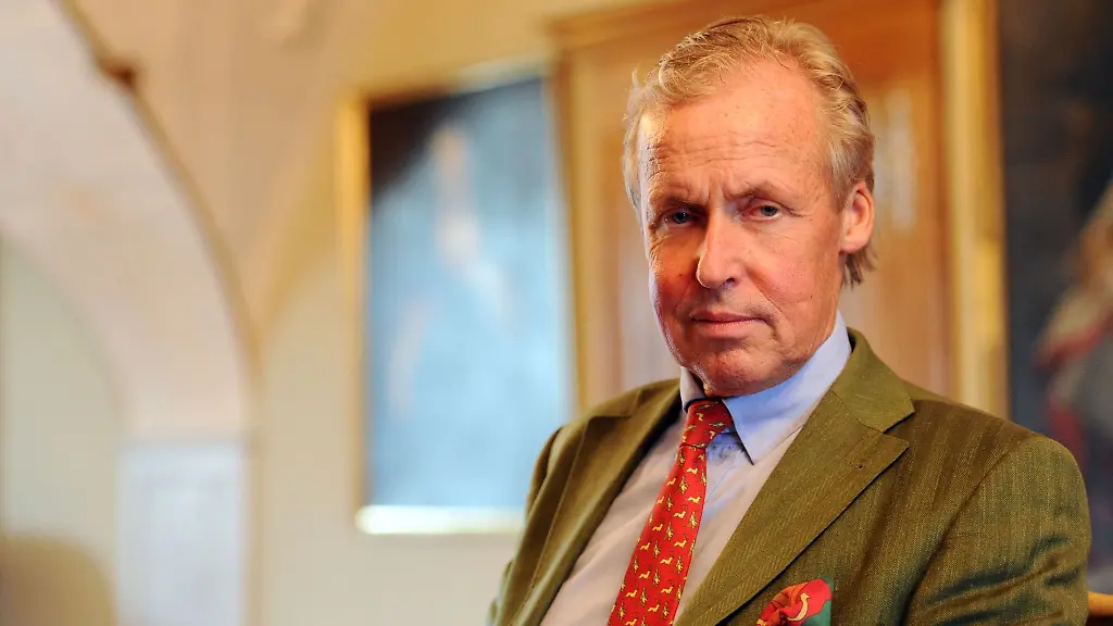 Christoph-Prinz-zu-Schleswig-Holstein-posiert-auf-Schloss-Gluecksburg