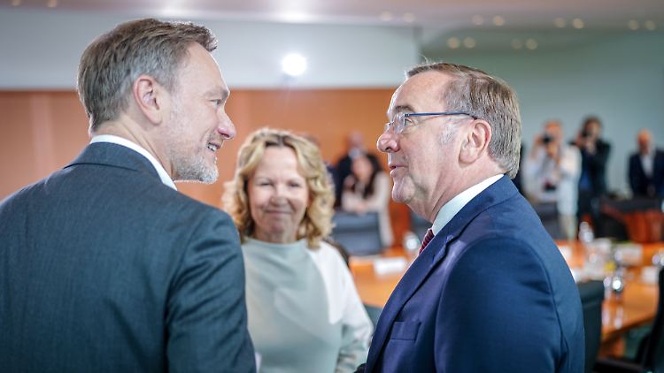 Sind unterschiedlicher Meinung, was die Wehrpflicht anbelangt: Christian Lindner (l.) und Boris Pistorius (r.). 
