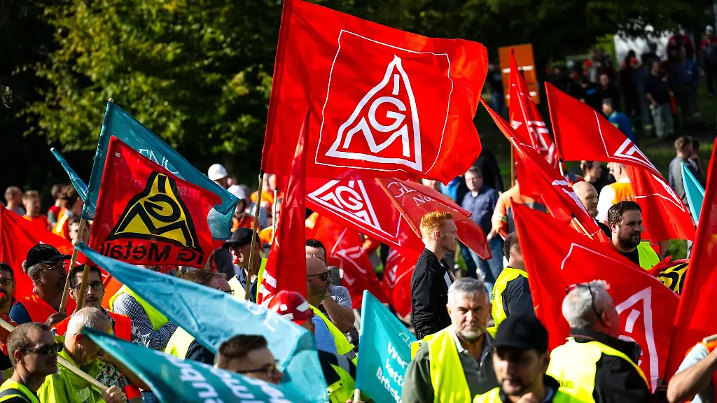 Mit-Plakaten-und-Fahnen-stehen-die-Teilnehmer-einer-Kundgebung-vor-der-Hauptverwaltung-vom-Stahlhersteller-Arcelormittal