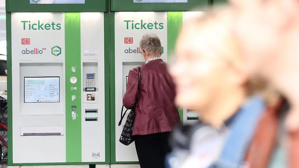 Eine-Reisende-kauft-ein-Ticket-an-einem-Fahrscheinautomaten-des-Verkehrsverbund-Rhein-Ruhr-VRR