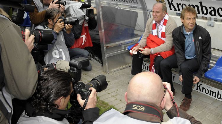 Hoeneß und Klinsmann im Frühjahr 2009 auf der Ersatzbank des FC Bayern.