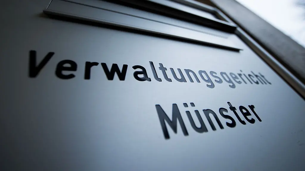 Ein-Briefkasten-vor-dem-Verwaltungsgericht