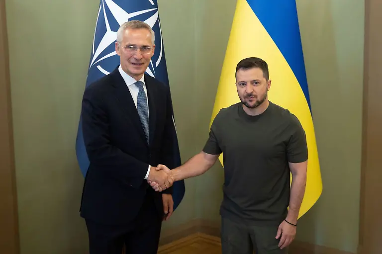 Der-ukrainische-Praesident-Wolodymyr-Selenskyj-und-Nato-Generalseketaer-Jens-Stoltenberg-l-treffen-sich-in-Kiew-zu-Gespraechen