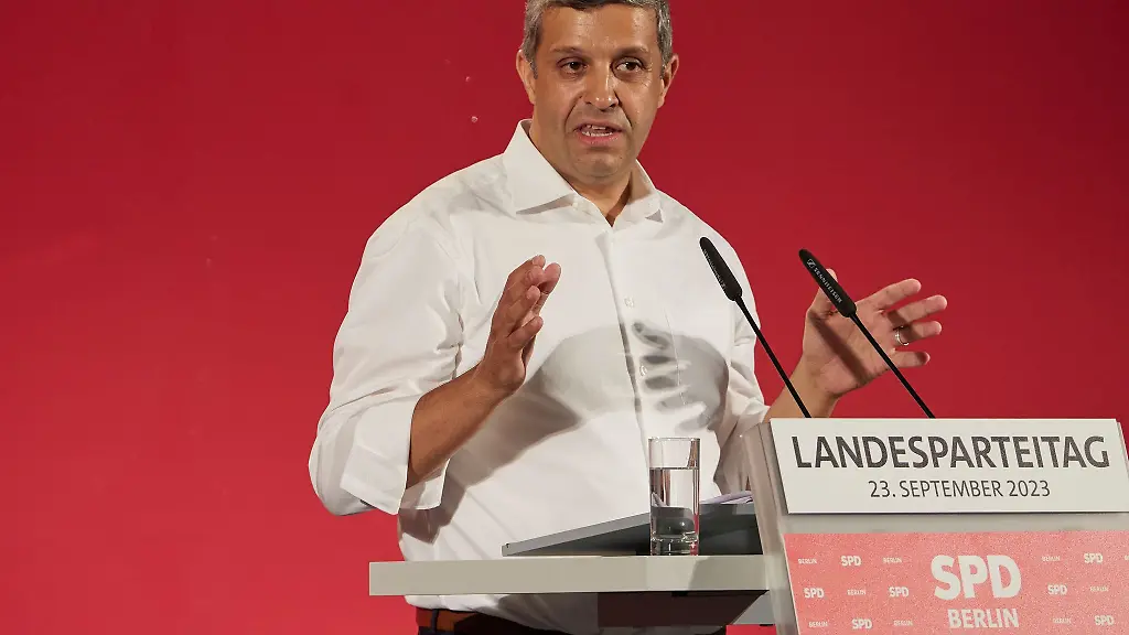 Raed-Saleh-SPD-Landesvorsitzender-spricht-beim-Landesparteitag-der-SPD-Berlin