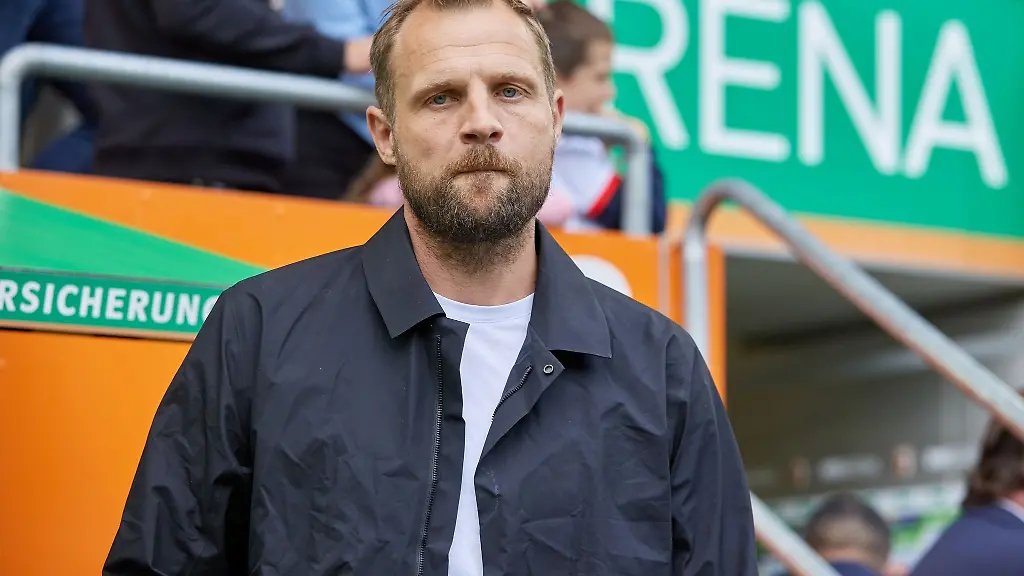 05-Trainer-Bo-Svensson-steht-im-Stadion