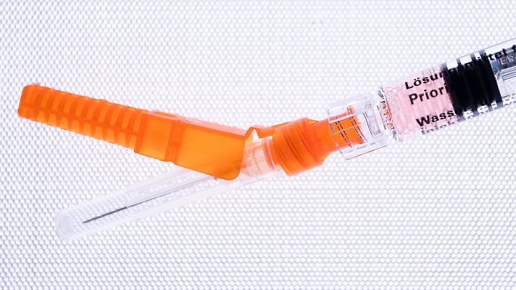 Eine Spritze mit dem Impfstoff Priorix (Lebendvirusimpfstoff gegen Masern, Mumps und Röteln) liegt in einer Kinderarztpraxis.