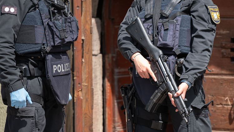 Die Polizei Baden-Württemberg führte Razzien bei mutmaßlichen Mitgliedern rivalisierender Gangs durch.