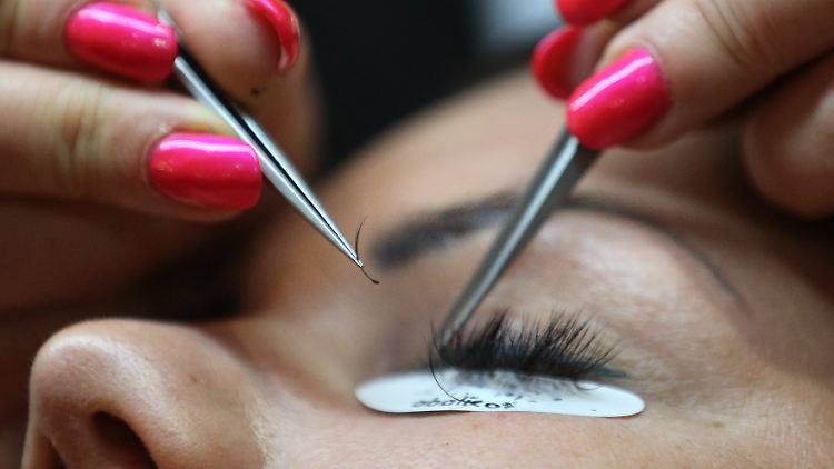 Viele Frauen sind mit ihren natürlichen Wimpern unzufrieden und greifen zu künstlichen - das hat oft Konsequenzen.