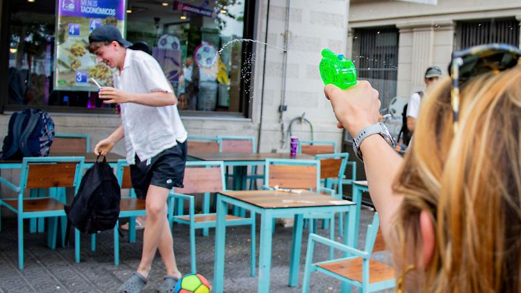Vor gut zwei Wochen bespritzten Katalanen Touristen mit Wasser, um ihrem Unmut Luft zu machen.