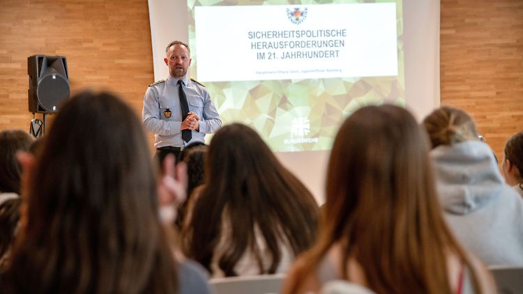 Jugendoffiziere der Bundeswehr kommen auf Anfrage in die Schulen und informieren über Sicherheitspolitik und die Bedeutung von Soldaten.