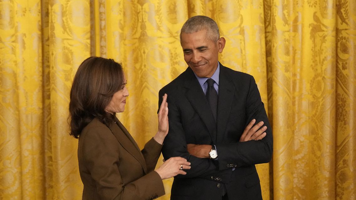 US-Vizepräsidentin Kamala Harris und der ehemalige US-Präsident Barack Obama bei einem gemeinsamen Termin im Weißen Haus im April 2022. Falls sie Präsidentschaftskandidatin werden sollte, wäre Harris wohl auf die Unterstützung Obamas angewiesen, um zu gewinnen.