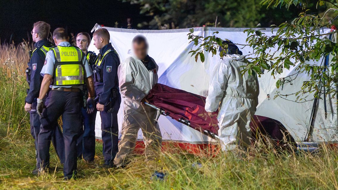 Die Unfallstelle ist durch eine große weiße Plane abgeschirmt.