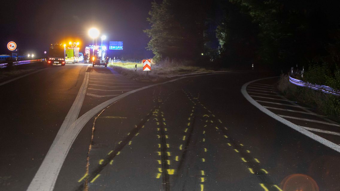 Nach dem Unfall haben Einsatzkräfte Spuren auf der A44 markiert.
