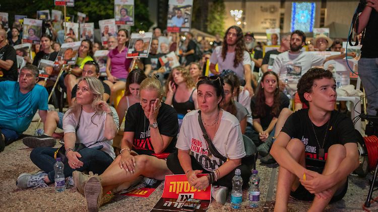 Angehörige der Hamas-Geiseln und weitere Demonstranten verfolgen die Live-Übertragung der Rede Netanjahus vor dem US-Kongress.