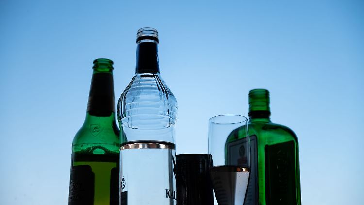 Wer Alkohol trinken wolle, sollte vor allem große Mengen vermeiden, rät die Fachgesellschaft.
