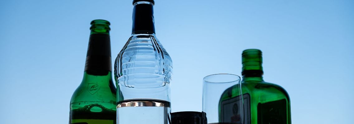 In Sachsen-Anhalt müssen immer wieder Menschen wegen Alkoholmissbrauchs ins Krankenhaus. (Symbolbild)