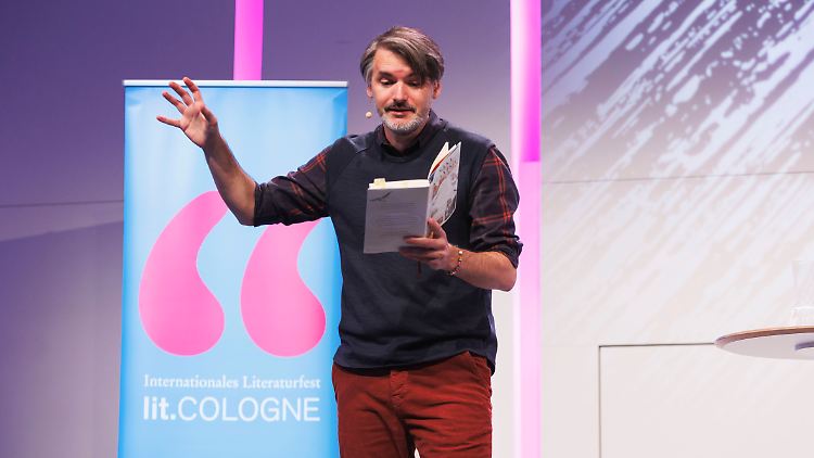 Stanišić liest aus "Möchte die Witwe angesprochen werden, platziert sie auf dem Grab die Gießkanne mit dem Ausguss nach vorne".