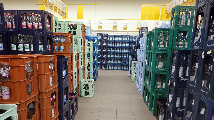 Die Mineralwasser-Auswahl im Supermarkt ist groß - die von Stiftung Warentest untersuchten Sorten schneiden meist gut bis sehr gut ab.