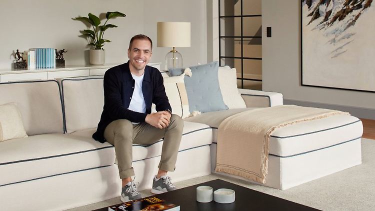 Der ehemalige Fußball-Star Philipp Lahm auf seinem Sofa in seiner Villa am Tegernsee.