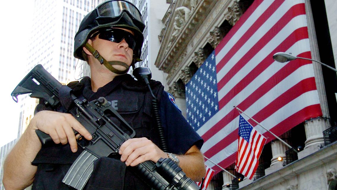 Wenn es an der Wall Street kracht, nützen Waffen und Schutzanzüge wenig.