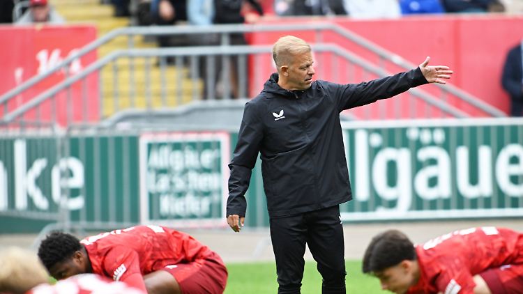Trainer Markus Anfang erklärte, der Klub wolle sich nach der Beerdigung langsam wieder öffnen.