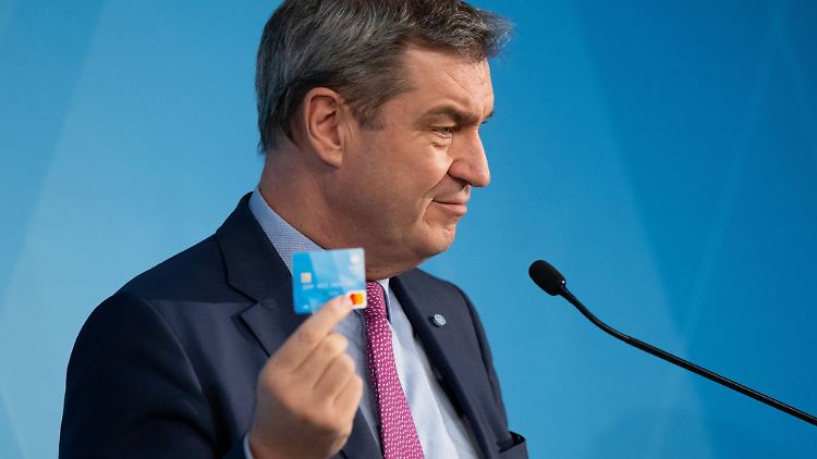 Auch wenn ein Gericht in Hamburg die starre Bargeldobergrenze auf der Bezahlkarte einkassiert hat, sieht Bayerns Regierungschef Söder keinen Grund für Veränderungen in Bayern. (Archivbild)