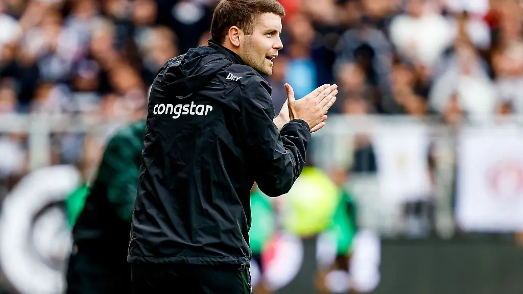 Sankt-Paulis-Trainer-Fabian-Huerzeler-coacht-sein-Team-Der-FC-St-Pauli-spielt-am-Samstag-bei-Hertha-BSC