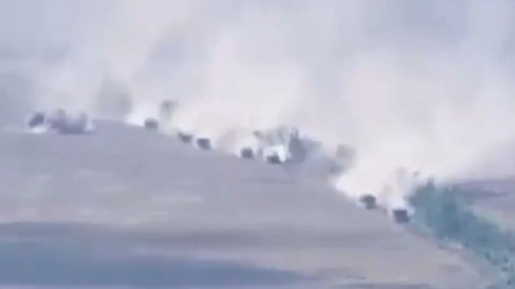 Massenweise Panzer und gepanzerte Fahrzeuge bewegten sich in Richtung der ukrainischen Stellungen. Das Bild stammt vom ukrainischen Verteidigungsministerium.