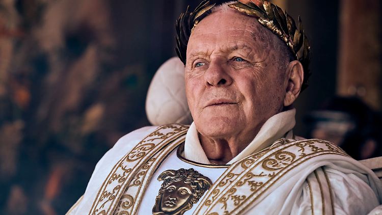 Versucht der Sache etwas Würde zu geben: Anthony Hopkins als Kaiser Vespasian in "Those About to Die".