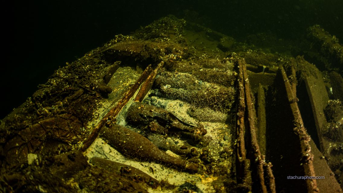 Eine erste Analyse der Bilder ergab, dass das Mineralwasser wohl von der deutschen Firma Selters stammt.