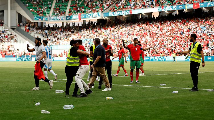 Marokkanische Fans stürmten in der Nachspielzeit das Spielfeld, bis zum finalen Abpfiff dauerte es danach noch knapp zwei Stunden.