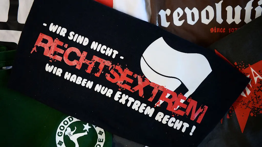 Ein-T-Shirt-mit-der-Aufschrift-Wir-sind-nicht-rechtsextrem-wir-haben-nur-extrem-Recht