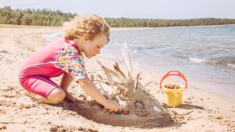 Beim Spielen am Strand oder im Wasser – UV-Kleidung zum Schwimmen schützt auch die Kleinsten effektiv.
