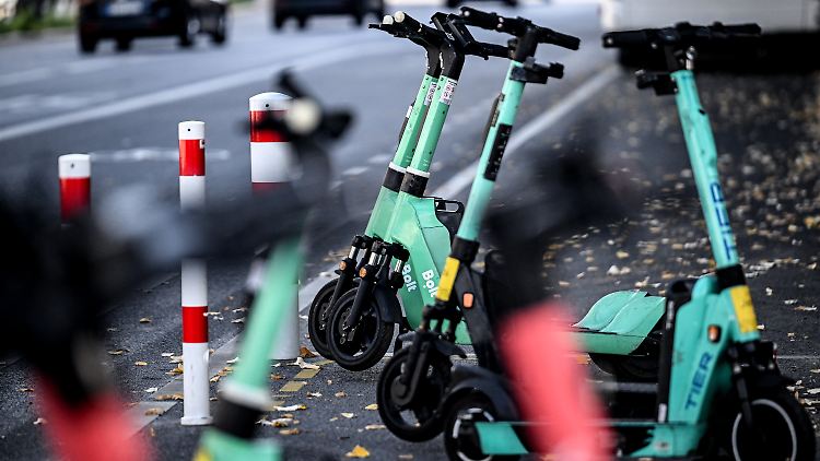 Junge Menschen sind besonders häufig in Unfälle mit E-Scootern verwickelt. 