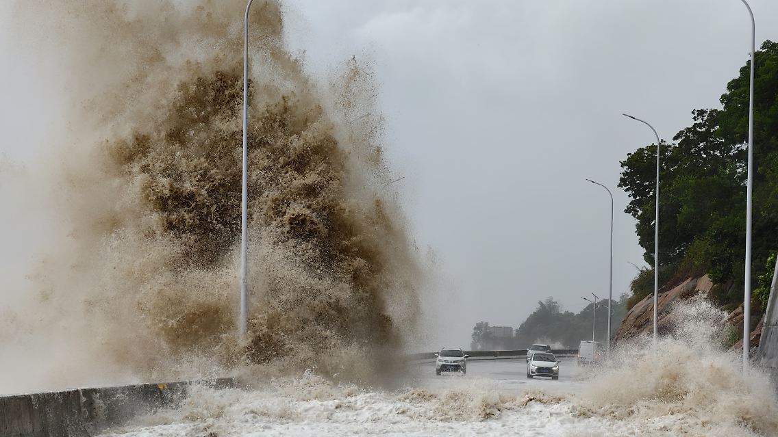 Riesige Wellen schlagen im Kreis Xiapu in der südostchinesischen Provinz Fujian gegen die Küste.