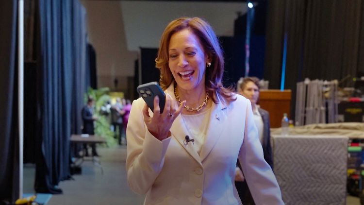 Kamala Harris bekommt einen für sie wichtigen Anruf.