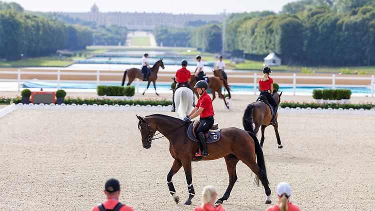 Schöne Kulisse, schwierige Zeiten: Die deutsche Mannschaft beim Training in Versailles.