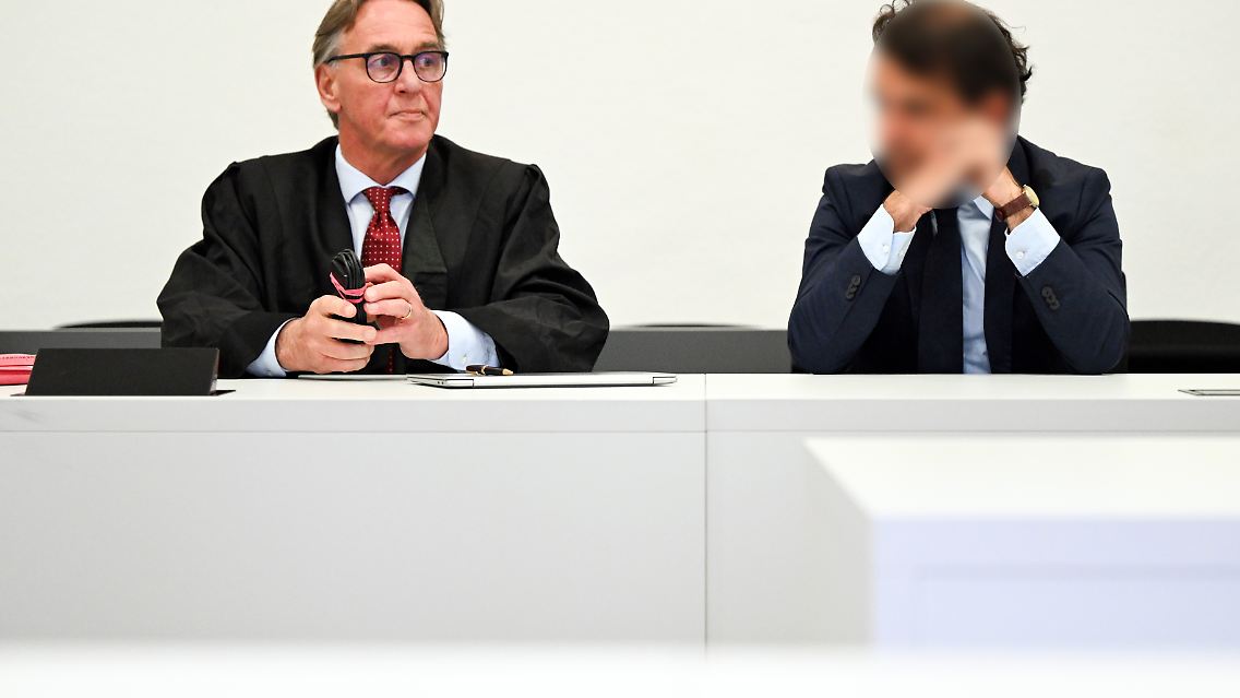 Der Angeklagte (rechts) und sein Anwalt beim Prozessauftakt.
