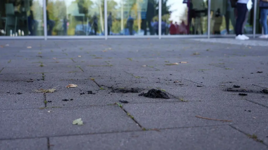 Brandspuren-sind-auf-dem-Boden-vor-dem-Gebaeude-eines-Pharmaunternehmens-in-Bad-Homburg-zu-sehen