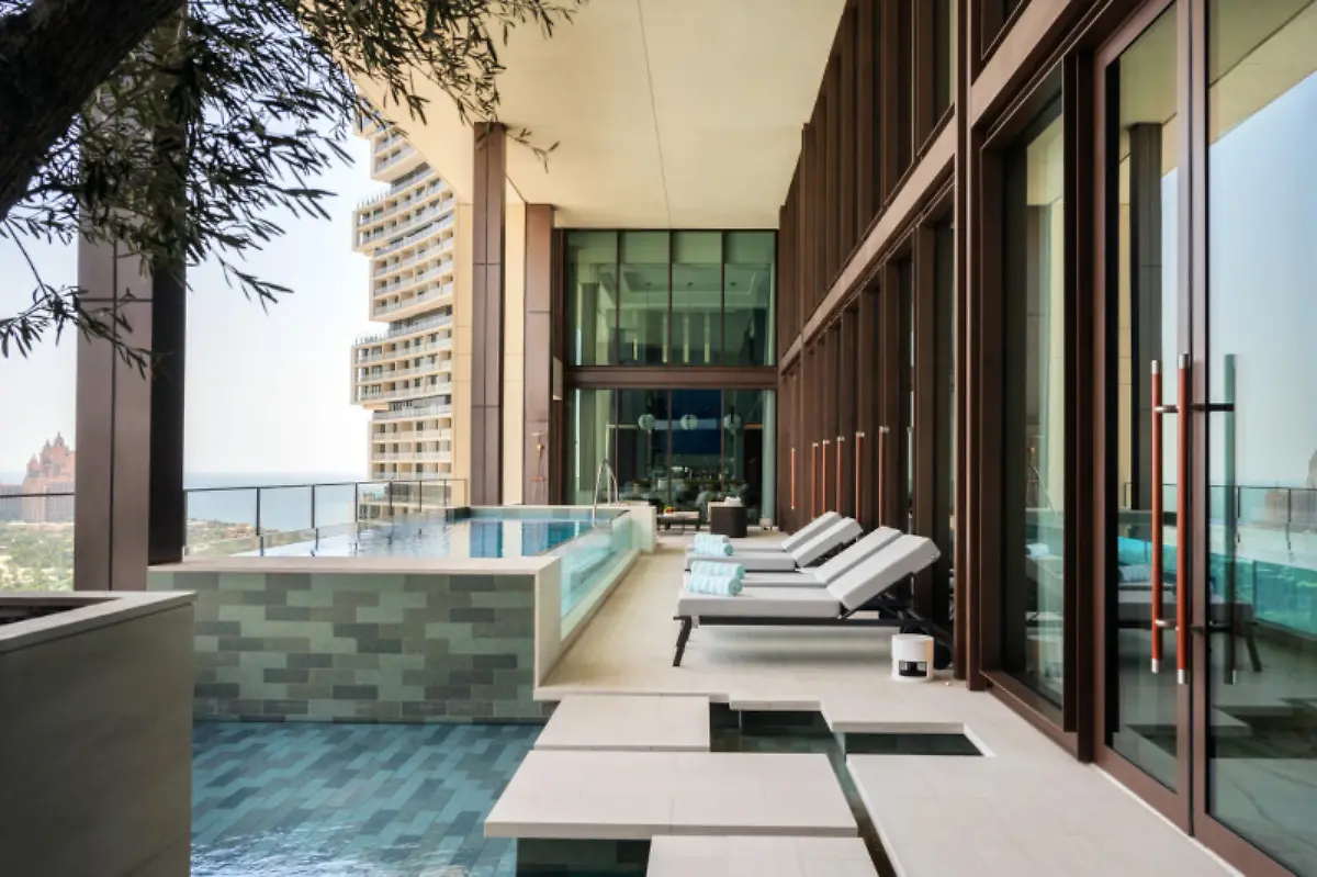 800-atlantistheroyal-royalmansion-poolarea-5282